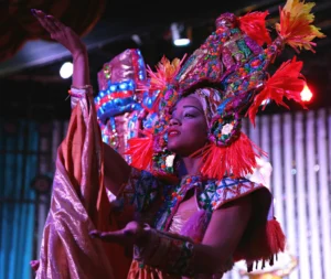danseuse en costume coloré lors du spectacle