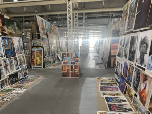 Grande salle où l'on expose des peintures et où l'on vend de l'artisanat.